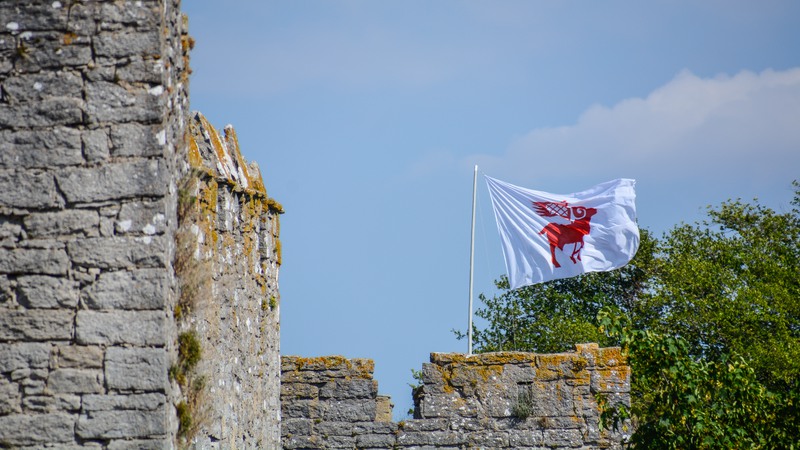 Region Gotlands flagga på Visby ringmur.