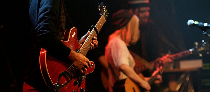 Elever spelar gitarr på scen