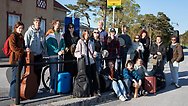 Elever på Gotlands folkhögskolas musiklinjer står vid en busshållsplats.
