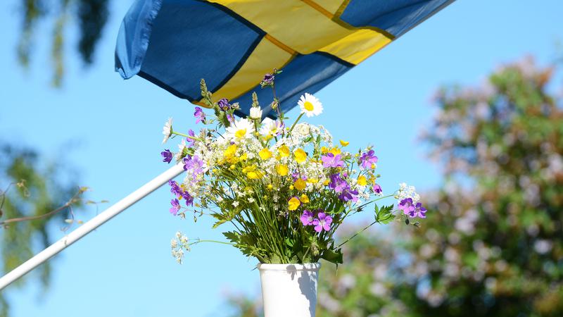 Svenska flaggan och en vas