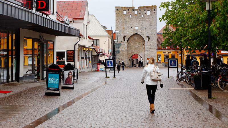 Person går på en väg i Visby.