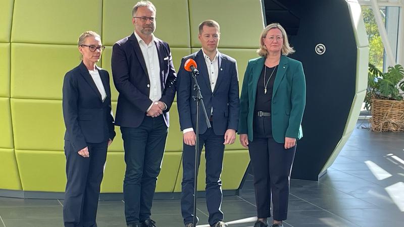 Fyra av deltagarna på Baltic Energi Island Summit på Bornholm står uppradade vid en mikrofon.