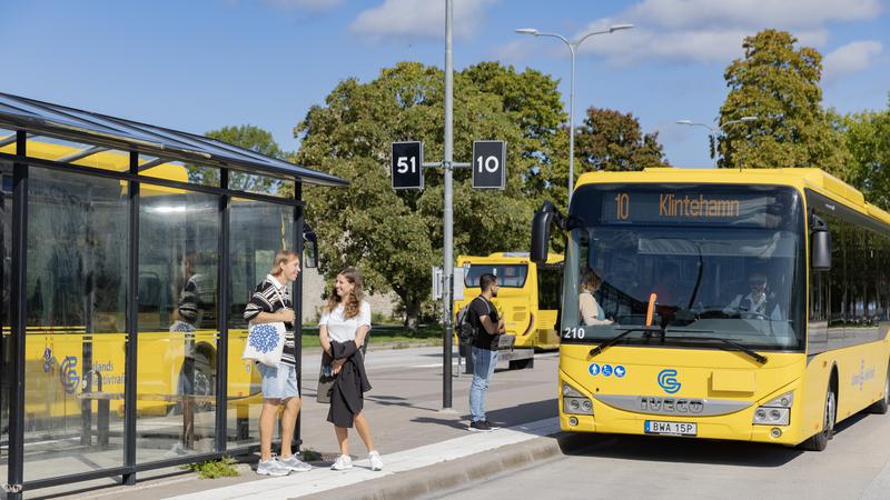 En gul buss på busstationen