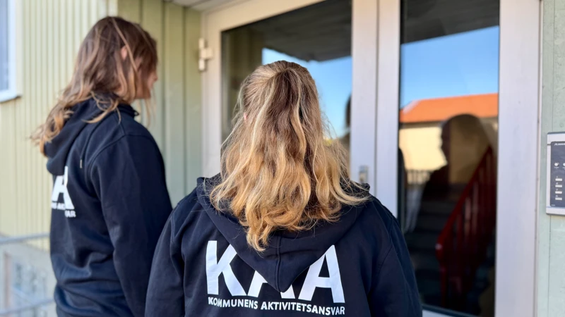 Några personer som står framför en dörr.