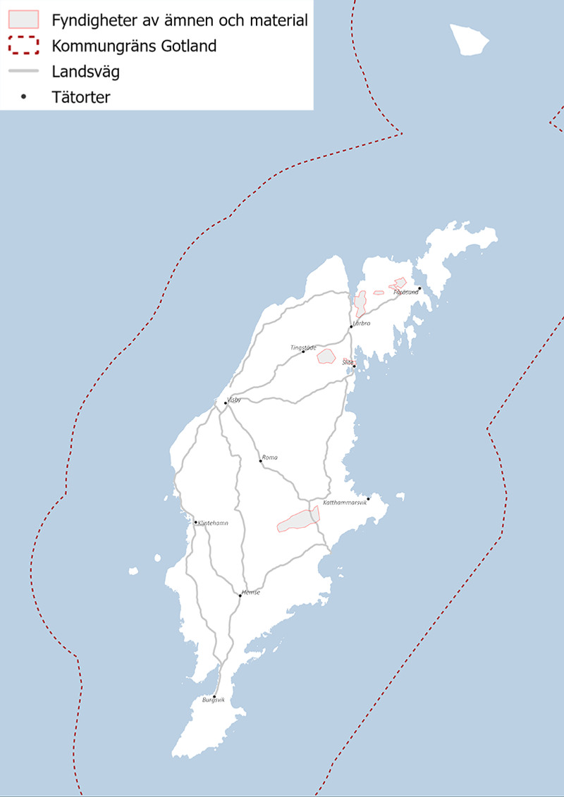 Karta över Gotland, med riksintressen fyndigheter av ämnen eller material markerade. Teckenförklaring: Ljusgrå yta med rosa ytterkant: Fyndigheter av ämnen och material Mörkröd kortstreckad linje: Kommungräns Gotland Grå linje: Landsväg Svarta prickar: Tätorter.