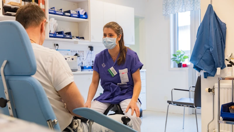 Patient i samtal med vårdpersonal.