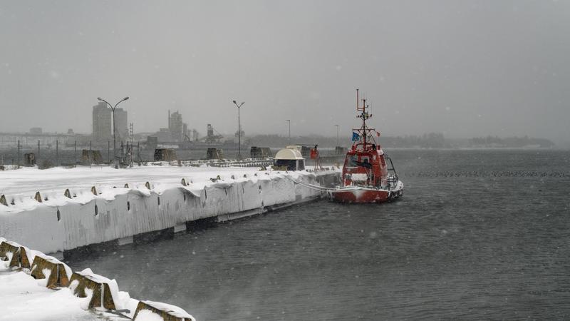 Lotsbåt ligger förtöjd Kappelshamns hamn och det är snöfall och vind.  