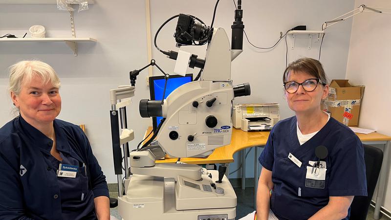 På bilden ses från vänster ögonsjuksköterska Anki  och optometrist Sofia på ögonmottagningen Visby lasarett.