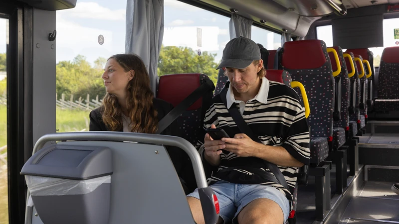 ungdomar på bussen