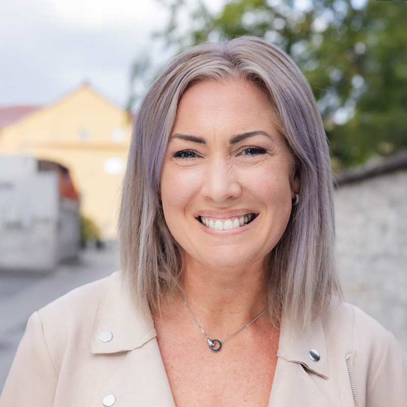 En kvinna som ler mot kameran.