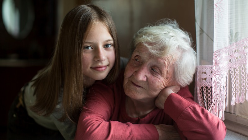 En ung tjej tillsammans med en äldre kvinna.