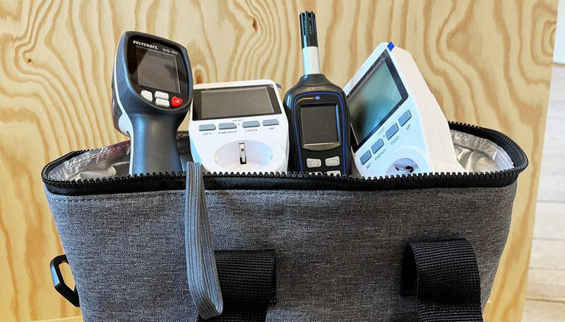 En mobiltelefon och andra elektroniska enheter i en väska.