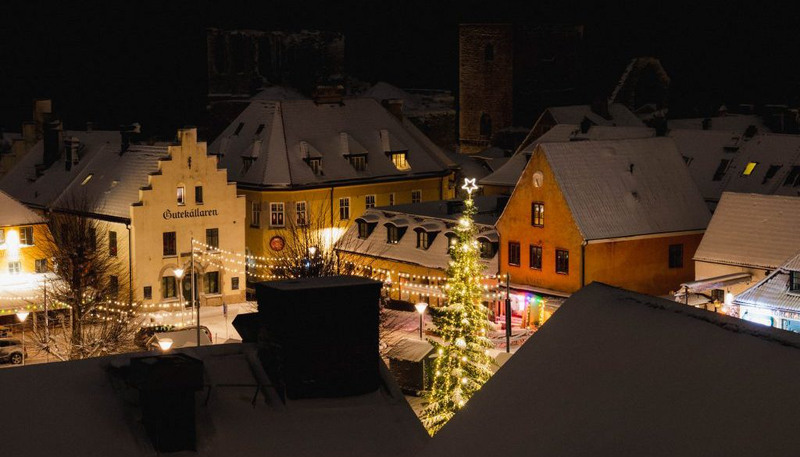 En julgran mitt i en stad på natten.