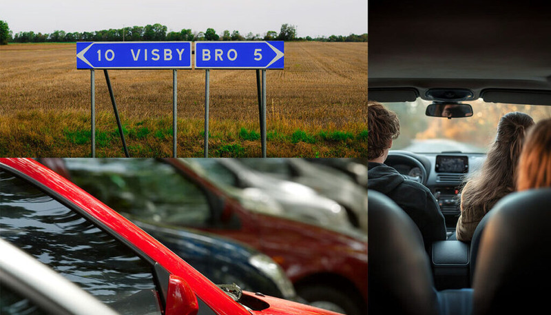 Två blå skyltar med text Visby och Bro