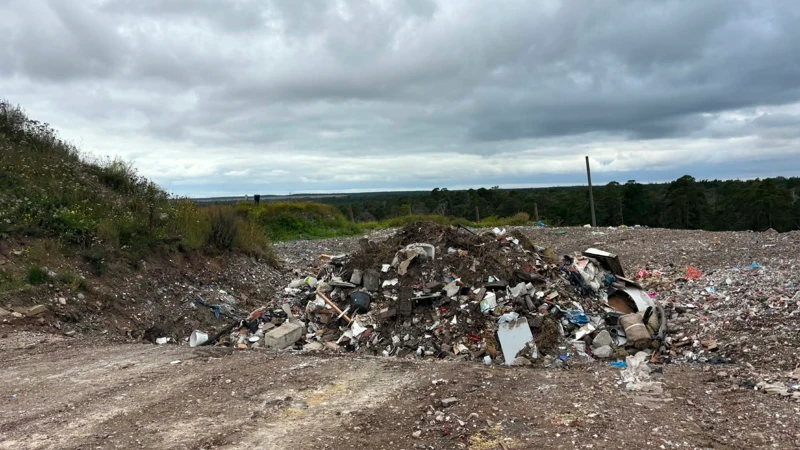 En hög med skräp som ligger på en grusväg.