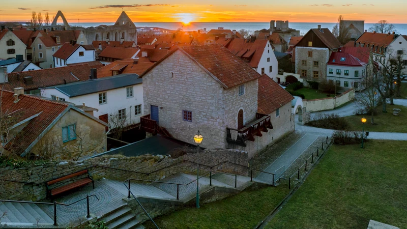 En flygbild över en liten stad vid solnedgången.
