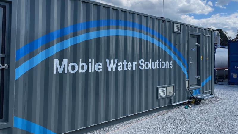 Bilden visar en container med texten Mobile Water Solutions på sidan
