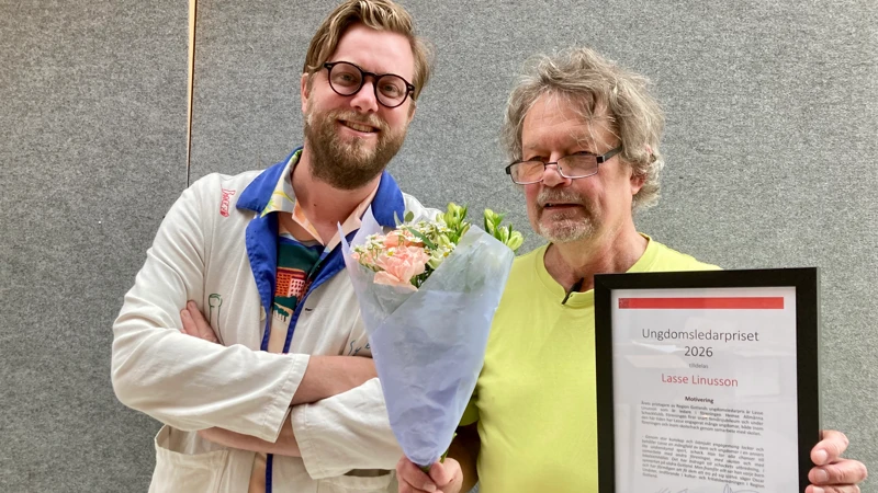 Kultur- och fritidsberedningens ordförande Oscar Lindster (S), delade ut ungdomsledarpriset till Lasse Linusson.