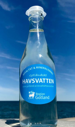 Flaska med avsaltat havsvatten