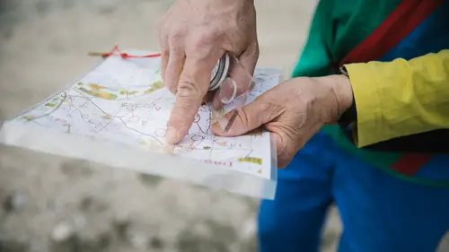 Person pekar på en karta