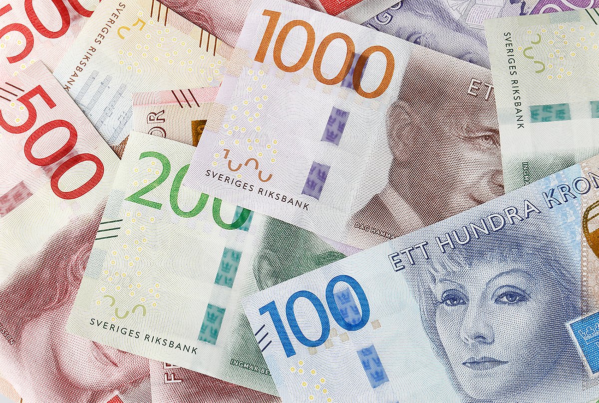Närbild av svenska sedlar i olika valörer