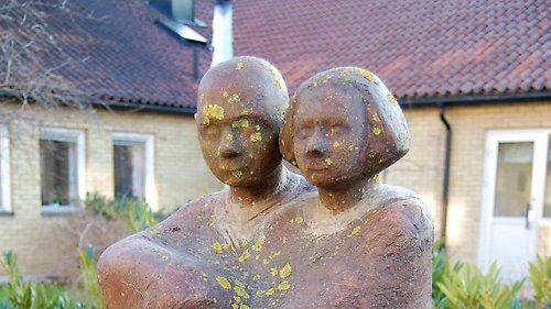 En skulptur visar en kropp med två huvuden
