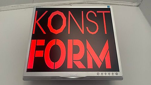 En digital skylt visar texten Konst Form