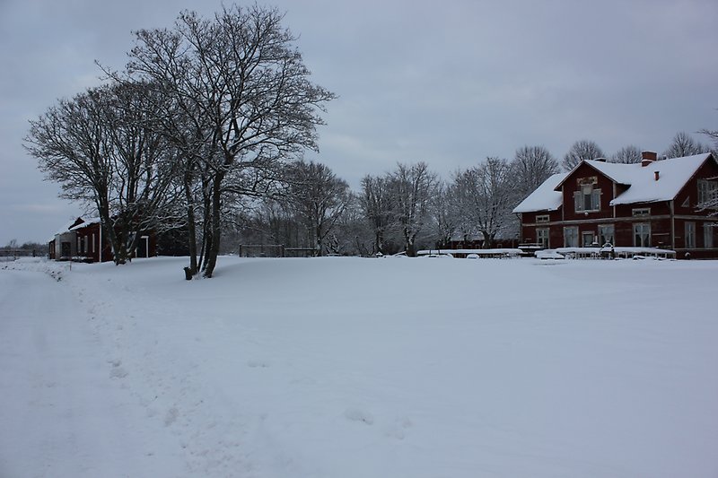 Stationshus och stationsmagasin i vintermiljön.