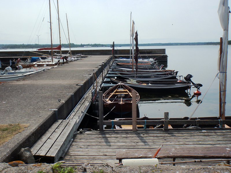 Tiotals småbåtar parkerade och förankrade vid Kappelshamnen.