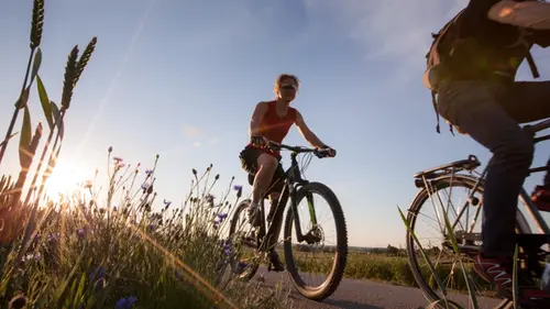 Personer cyklar
