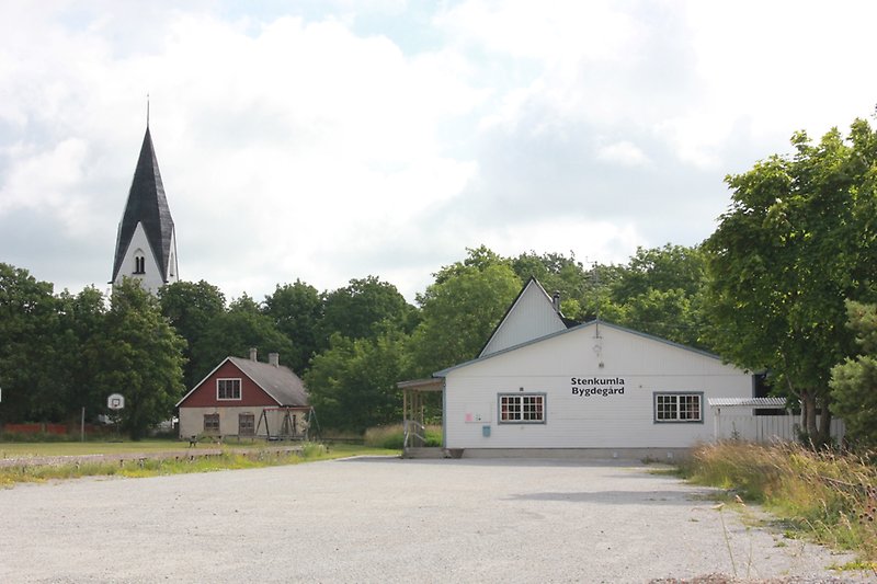 Stenkyrkans bygdegård och en kyrka längre bort..