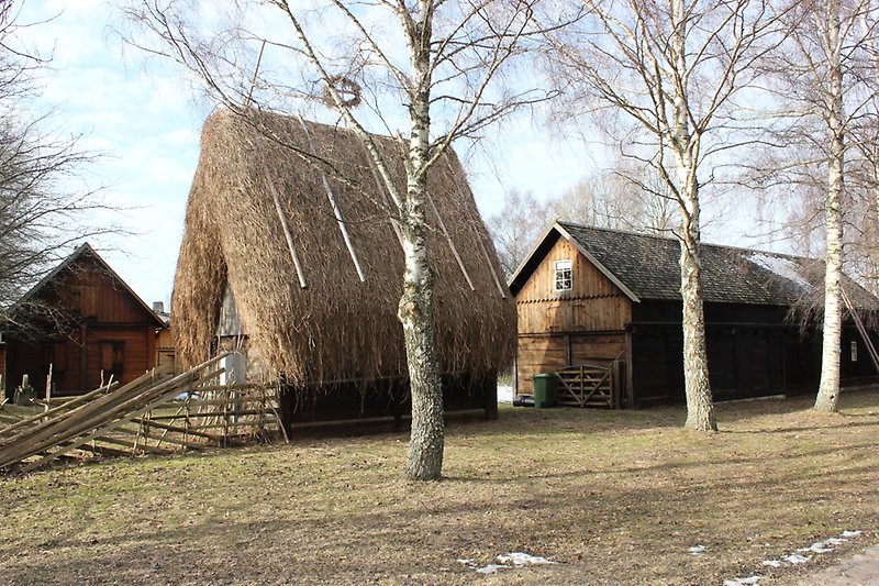 En av de flera små träbyggnaderna har ett agtak.