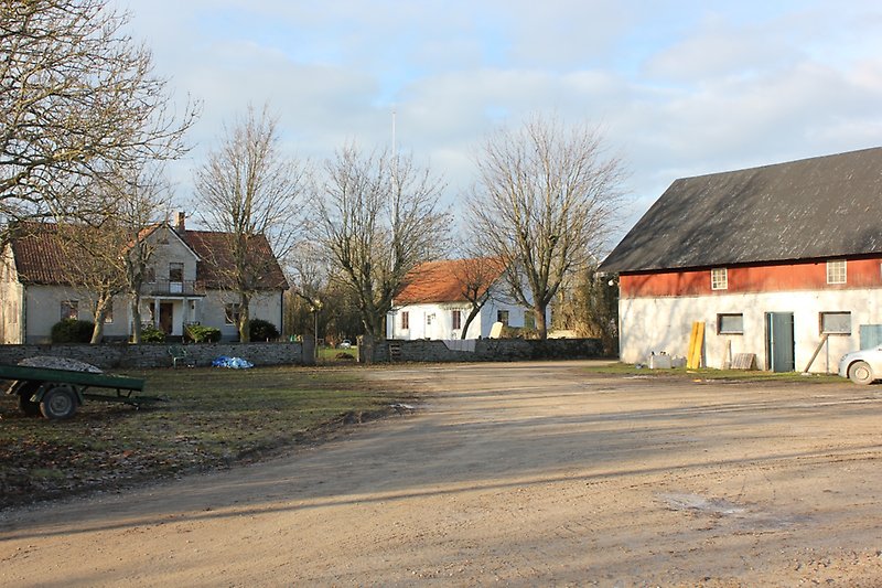 En villa och ett gårdshus med stenstaketet