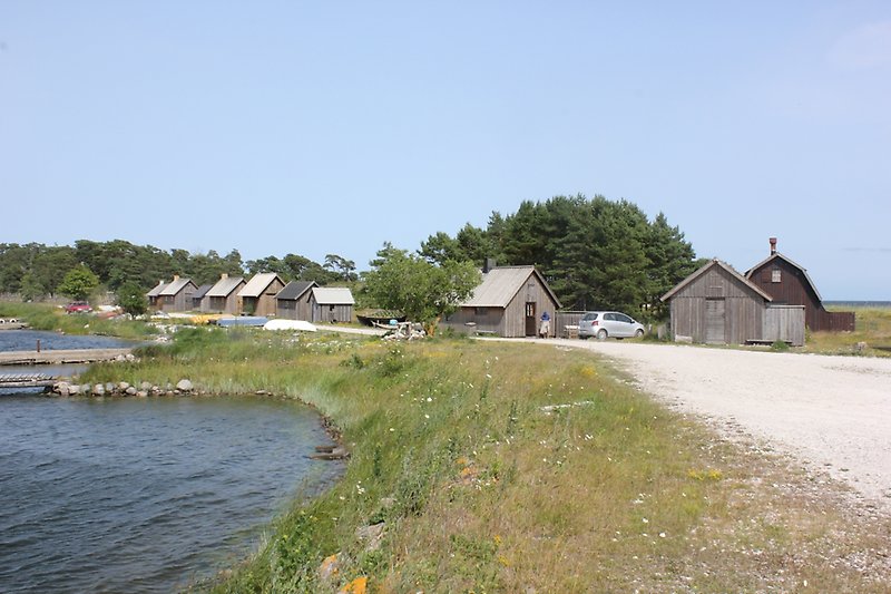 Ett tiotal fiskebodar är placerade längs vattnet i Gammelgarn.