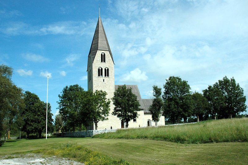 En vy över en kyrka som är byggd av stenar.